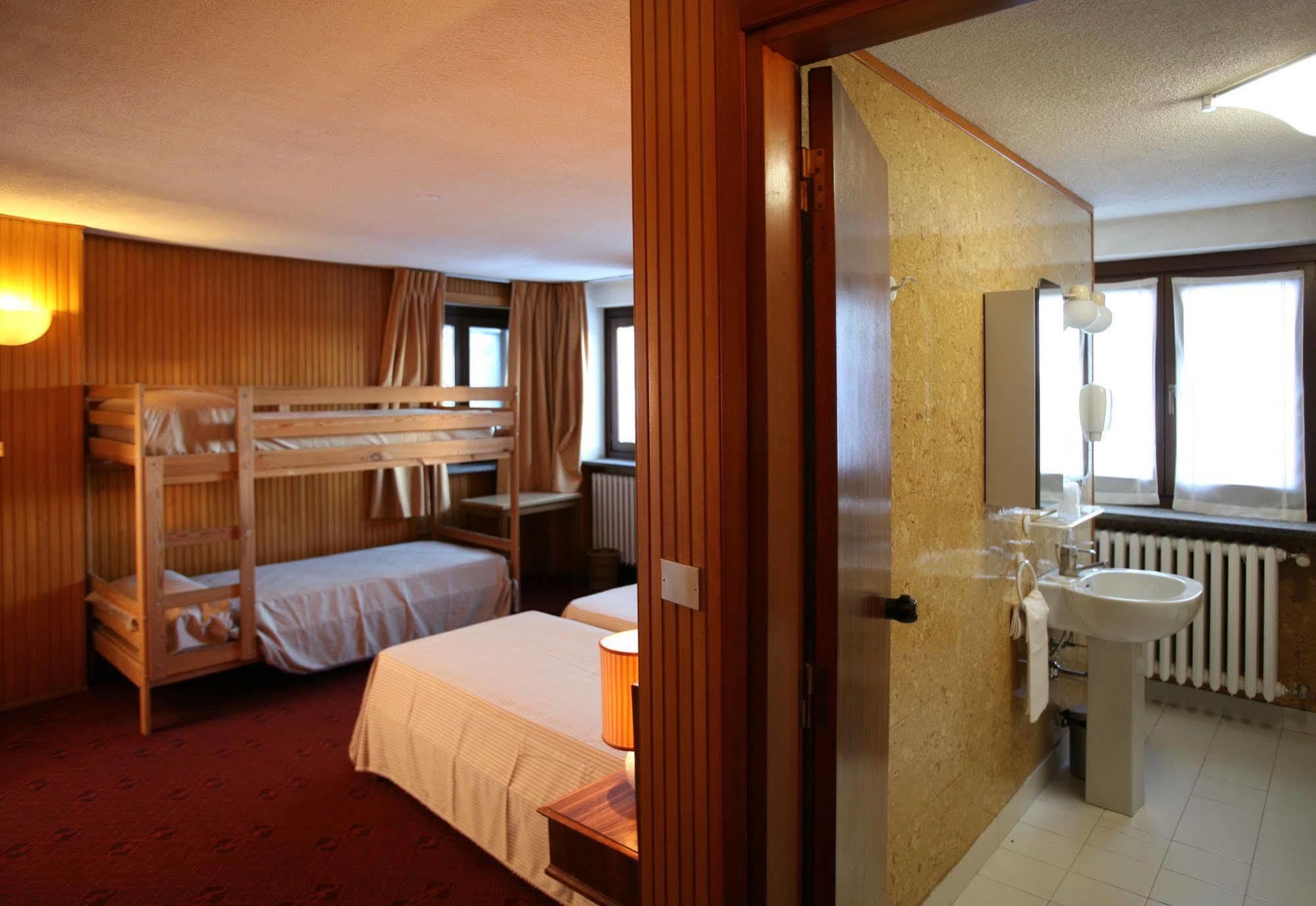 Hotel Lo Stambecco 브루일서비니아 외부 사진